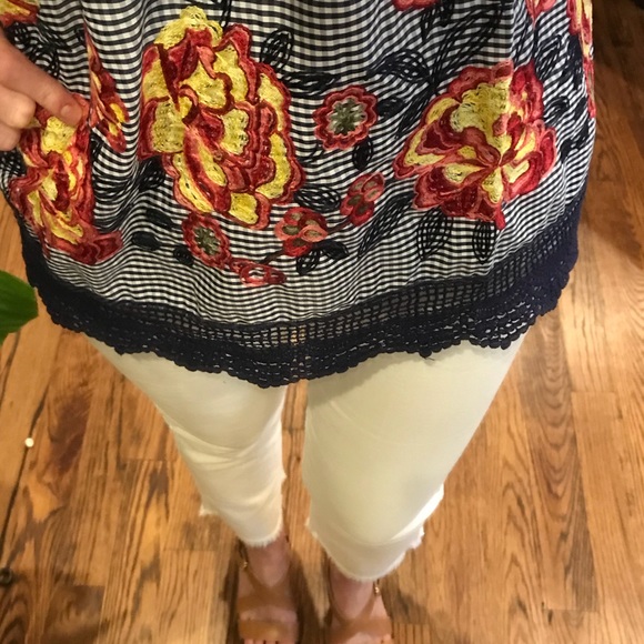 Sleeveless Gingham Crochet Floral Embroidered Top - Picture 8 of 8